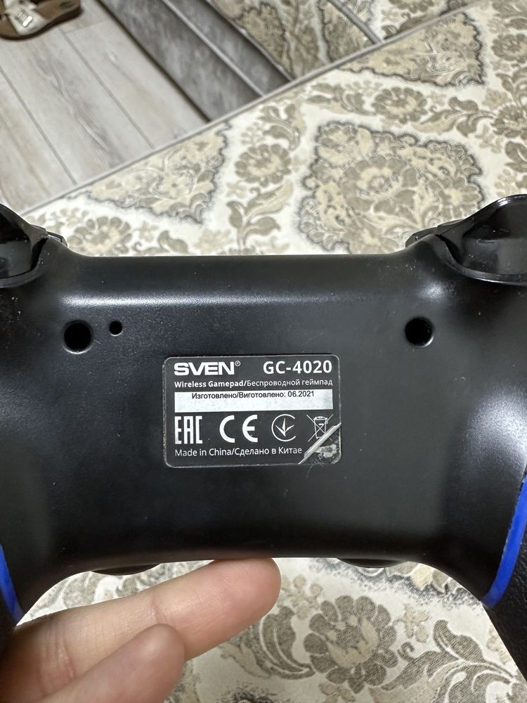 Игровой контроллер SVEN GC-4020 черный