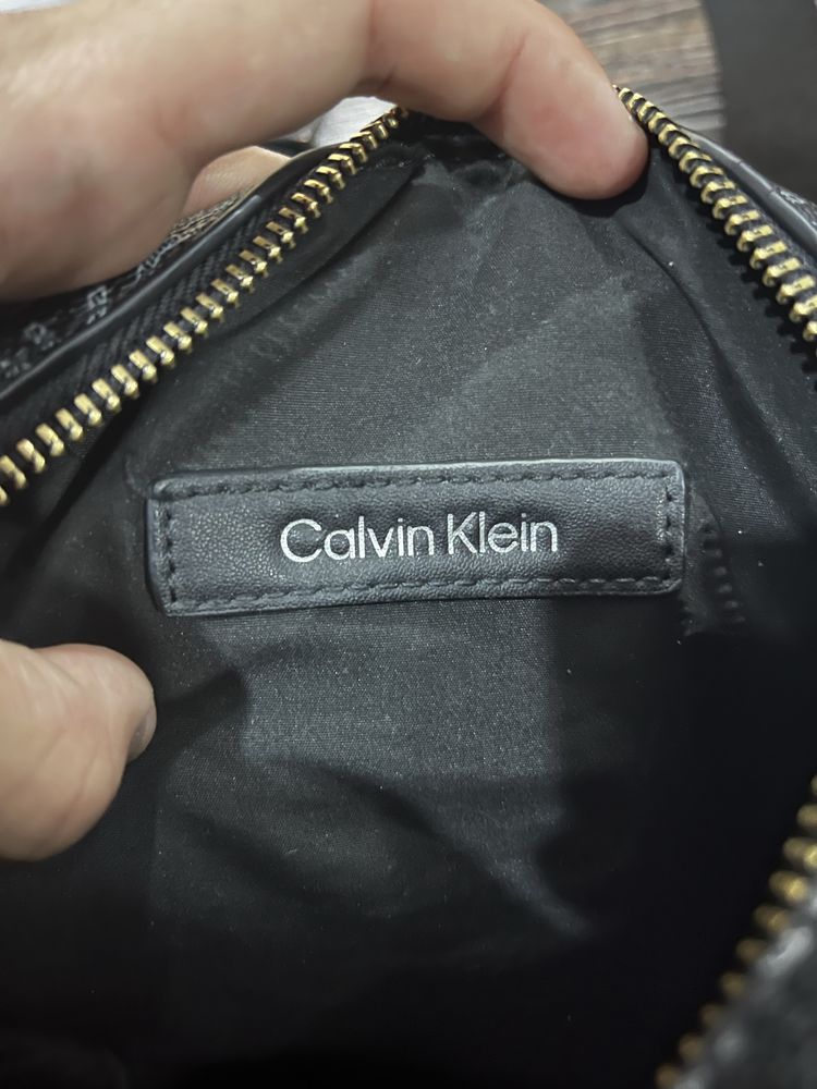 Продавам Оригинална Чантичка за рамо Calvin Klein