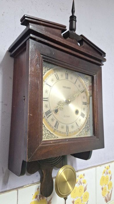 Ceas mecanic de perete cu pendul.