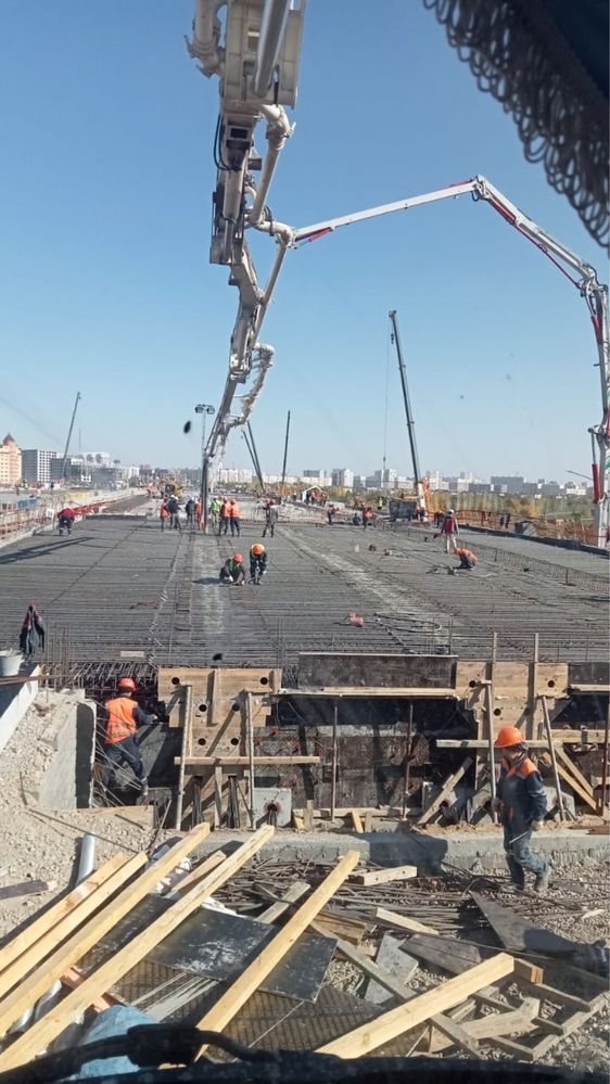 Автобетононасос 65 метров также есть стационар
