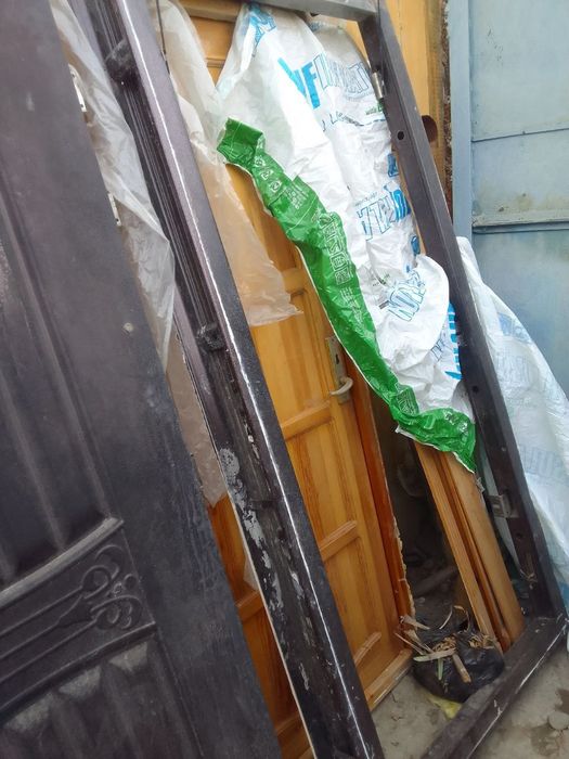 Продам железную дверь б/у.