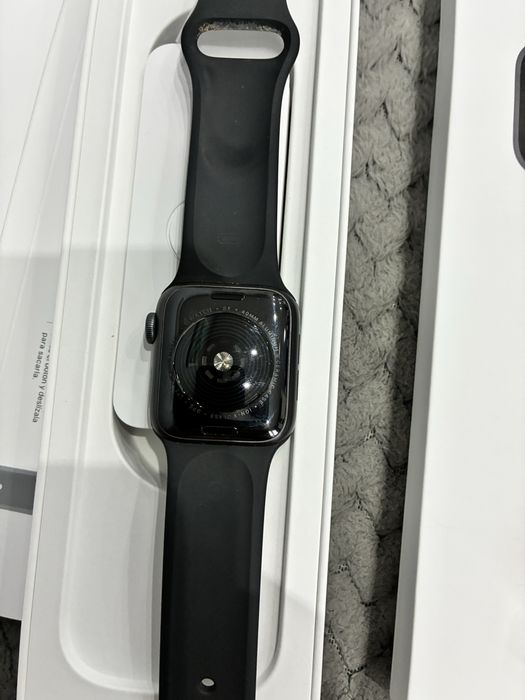 Apple Watch SE (GPS + Cellular)