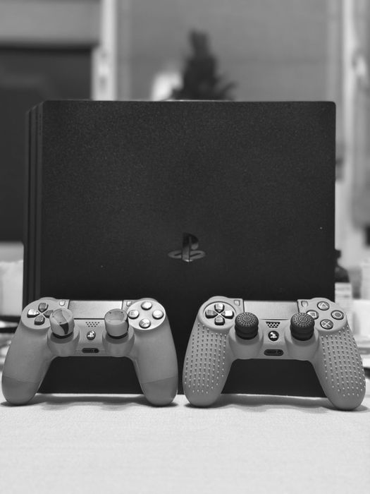 PlayStation 4 Pro 1TB с 10 Игри Пакет