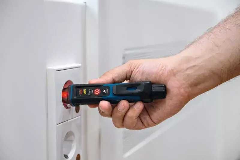 Безконтактен тестер за напрежение Professional GVD 1000-17 Bosch