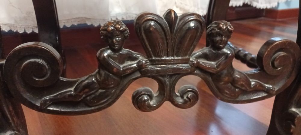 Scaun vechi din lemn