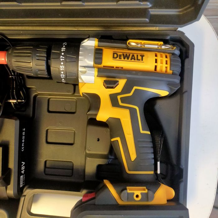 Ударный шуруповёрт DeWalt