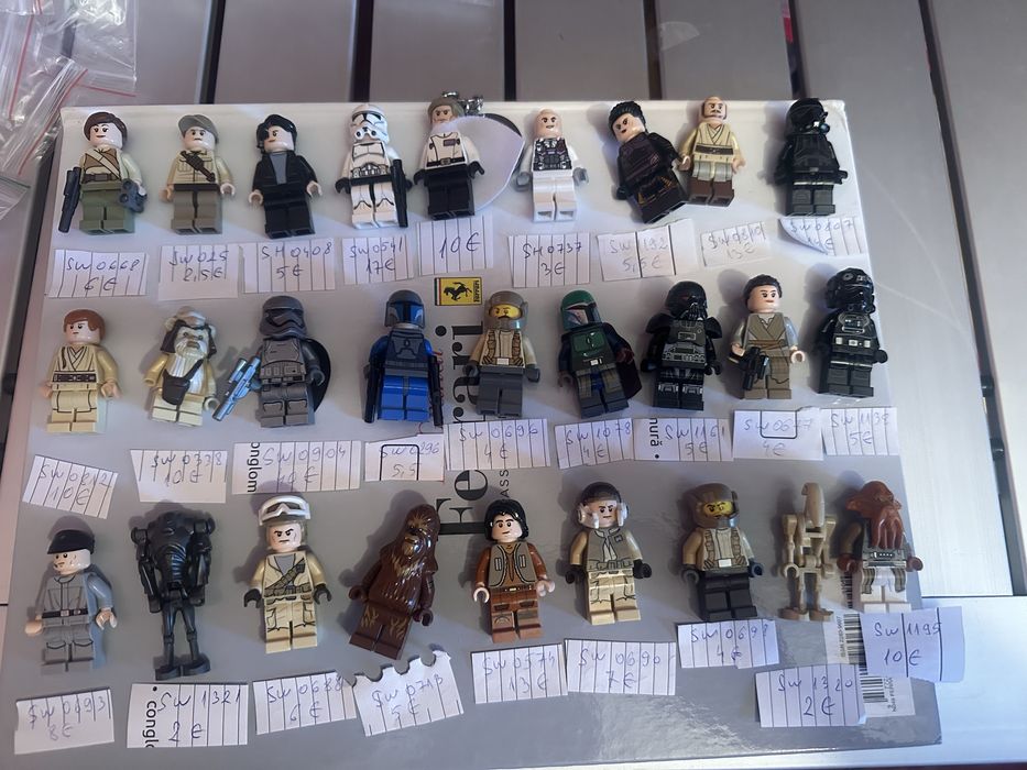 Lego omuleti disponbili peste 1000