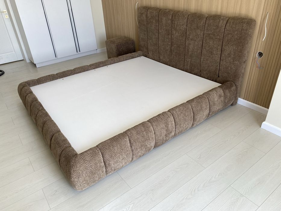 Кровать двуспальная с подъемным механизмом