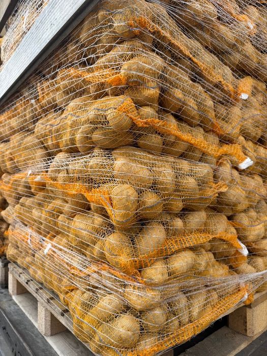 Продавам лук и картофи.