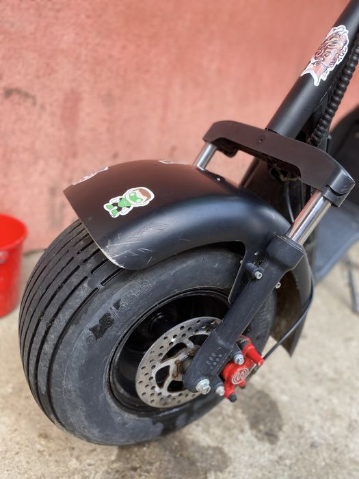 Scuter electric limitat la 25 km la ora în stare buna