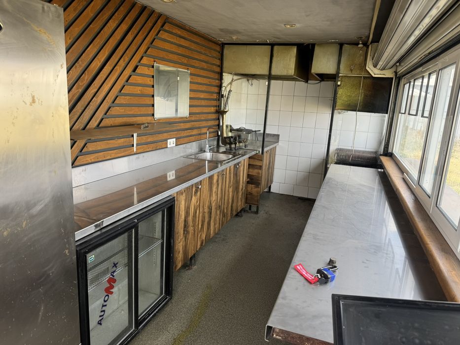 Продавам търговски контейнер, напълно оборудван за продажба на скара и