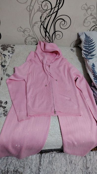 Продаю. Двойка вязанное новая 300.000. Брюки джинсы Турция 250.000