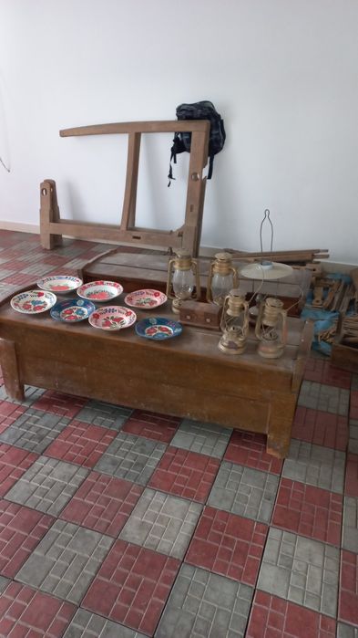 Farfurii diferite, plus diverse obiecte vechi din lemn, țesături, l
