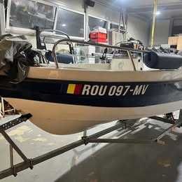 Barca de pescuit cu motor si peridoc