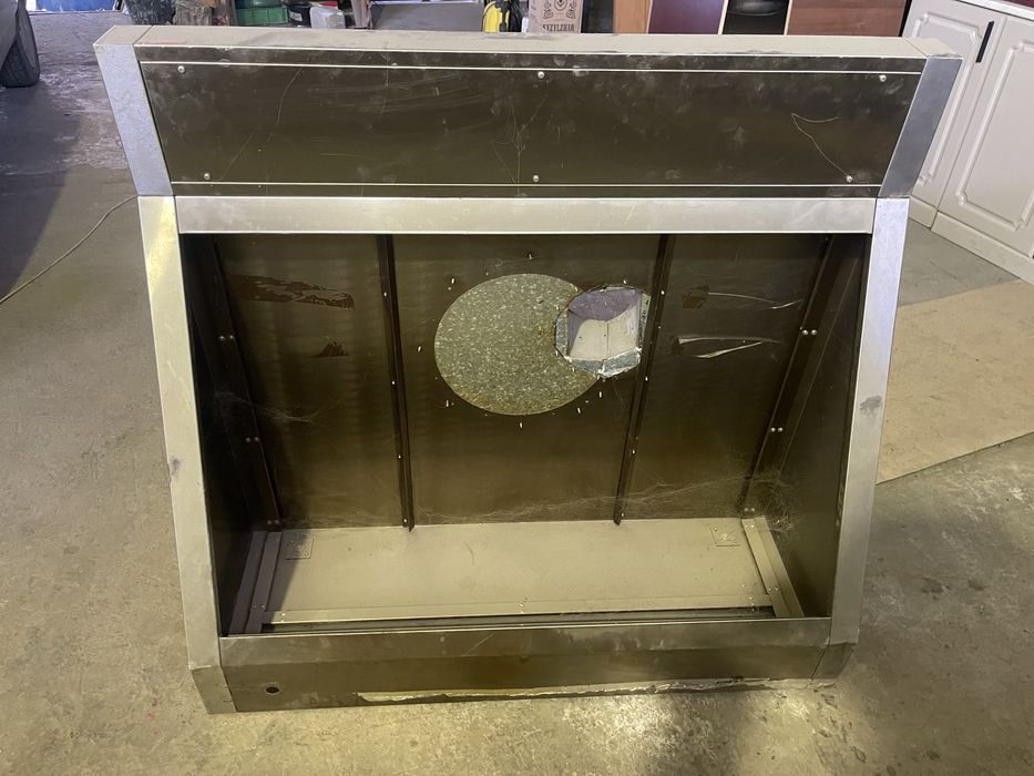 Продам вытяжку настенную для ресторанов кухни.