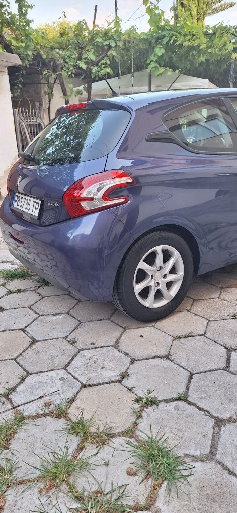 Продавам Peugeot 208