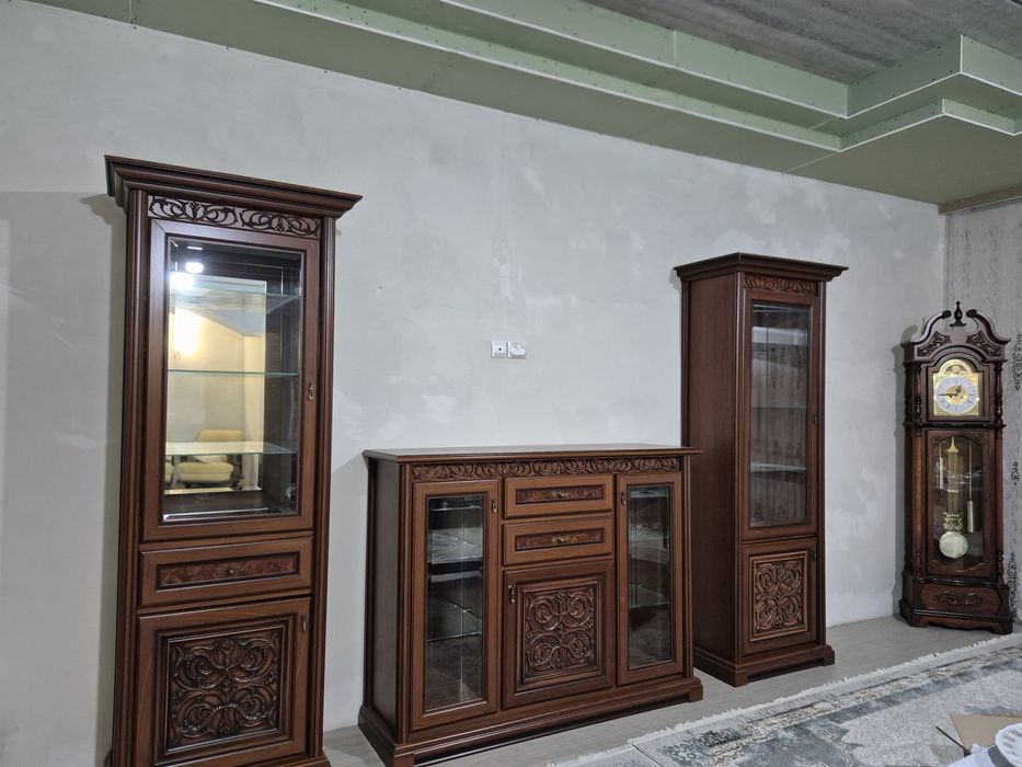 Продам срочно сержант и комод с часами