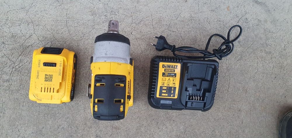 Masina de înșurubat cu impact. Dewalt.