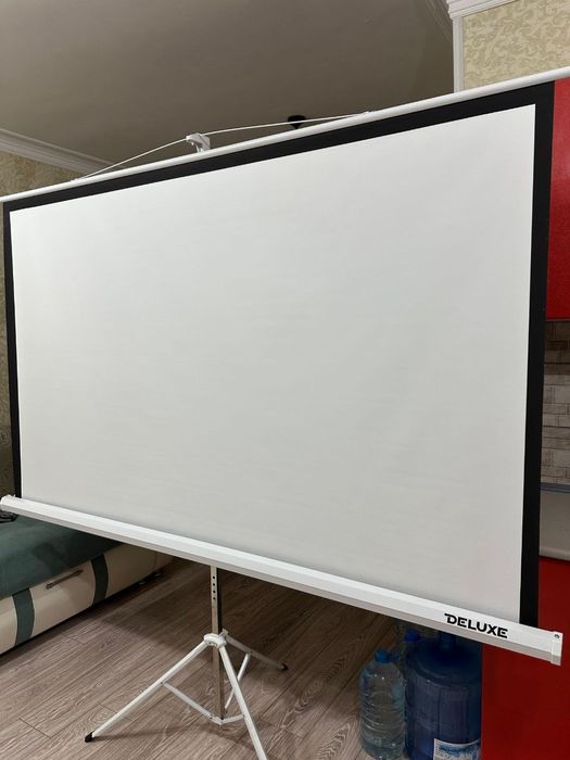 Продам проекционный экран/полотно 254 см в длину. Б/У.