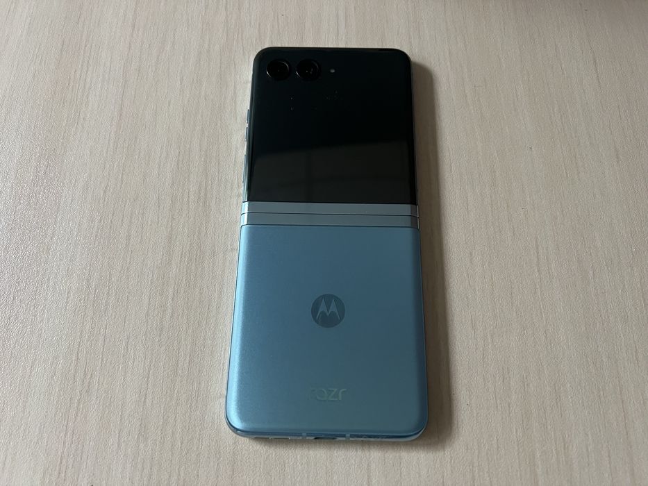 Продавам Motorola Razr 40 Ultra 256/8+4GB