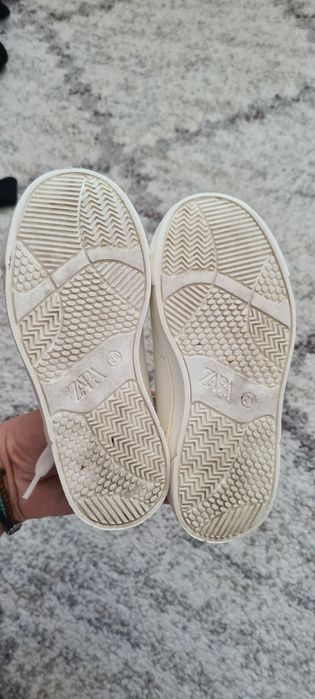 Vând adidași Zara nr. 26 în stare foarte bună