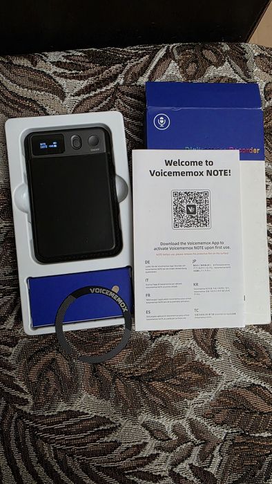Диктофон с изкуствен интелект с функция за запис и обобщение