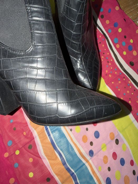 Чисто нови страхотни кожени боти с ток