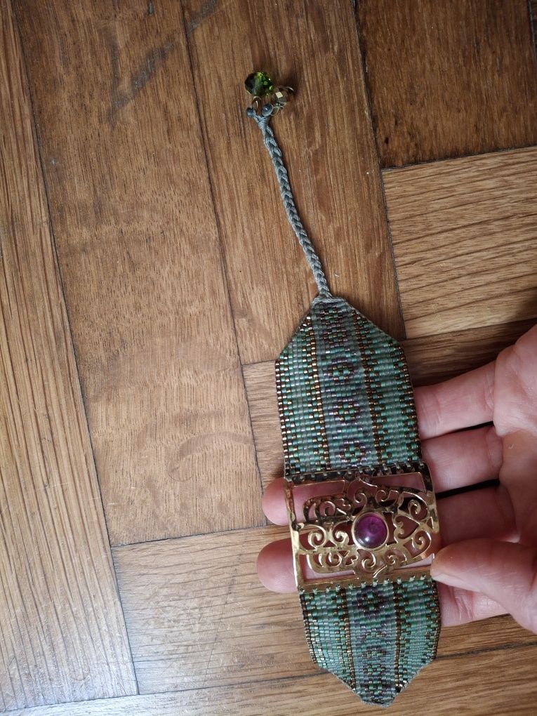 Уникална гривна с камъни
