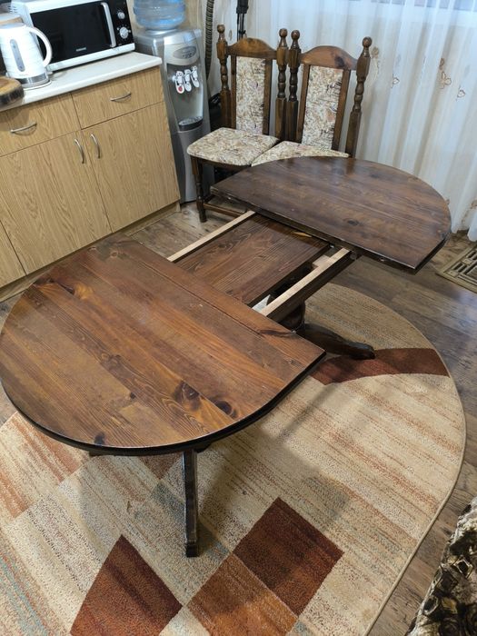 Масивна маса със столове и удобен диван- канапе