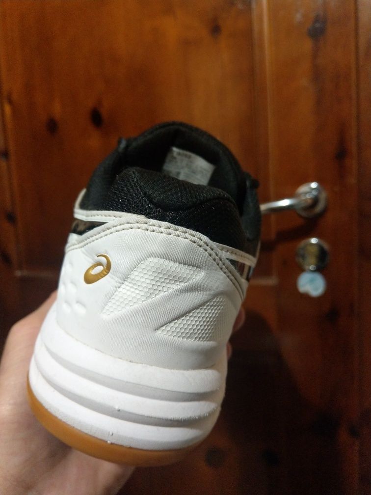 Резервирани.Asics Upcourt 43нм. 27,5см.