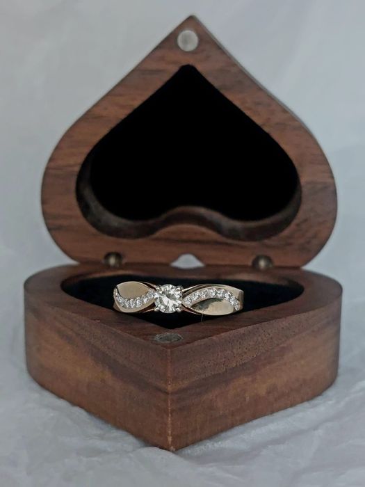 Красивое золотое кольцо для особого случая