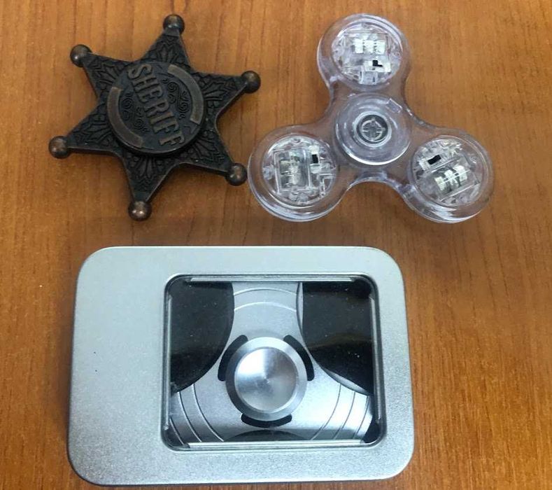 3 Jucarii antistres - 1 Insigna de serif si 2 Fidget Spinner