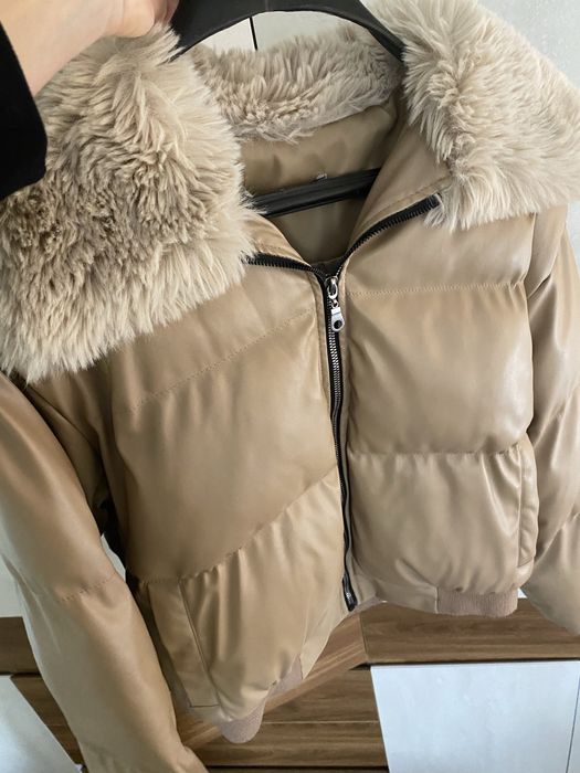 Дамско зимно бежово яке с кожена яка