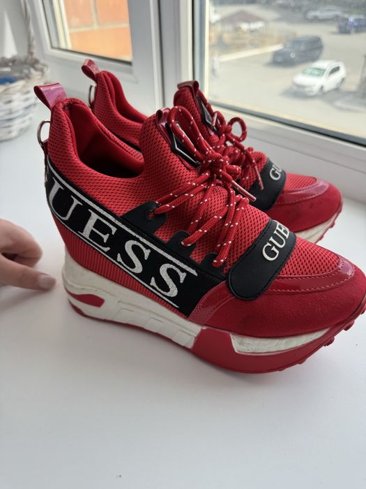 Продам Guess кроссовки