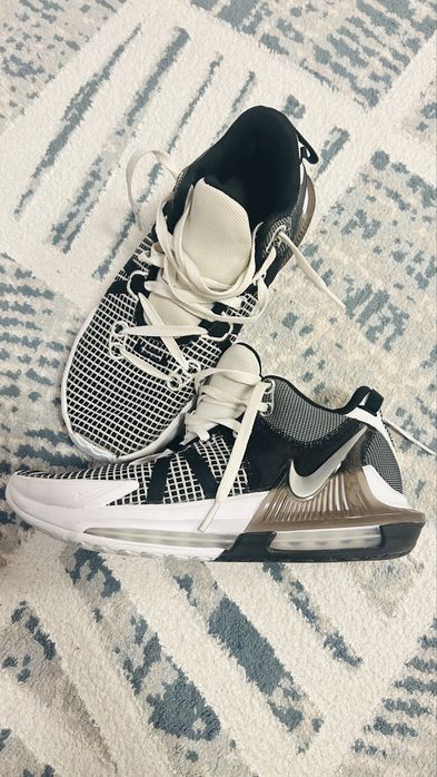 Кроссовки басскетбольные Nike 40 размер