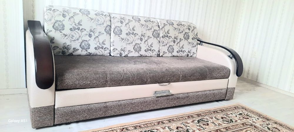 Мягкий мебель  и столы стулья итд.