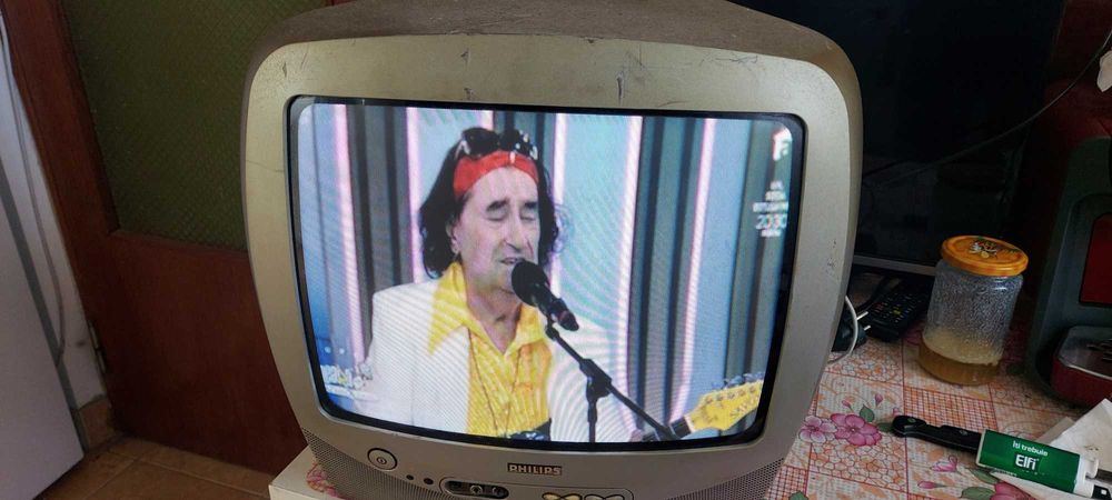 Televizor Philips diagonala 37 cm .cu telecomanda .