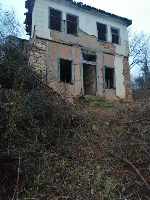 Парцел със стара къща в село Байлово