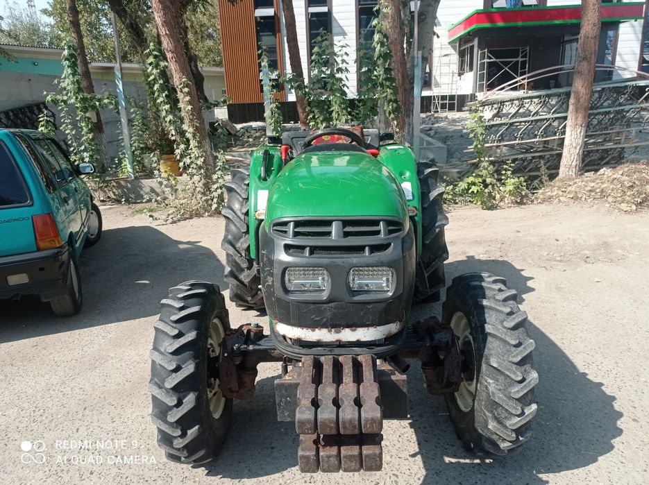 Sotiladi. Ishlab turgan traktor