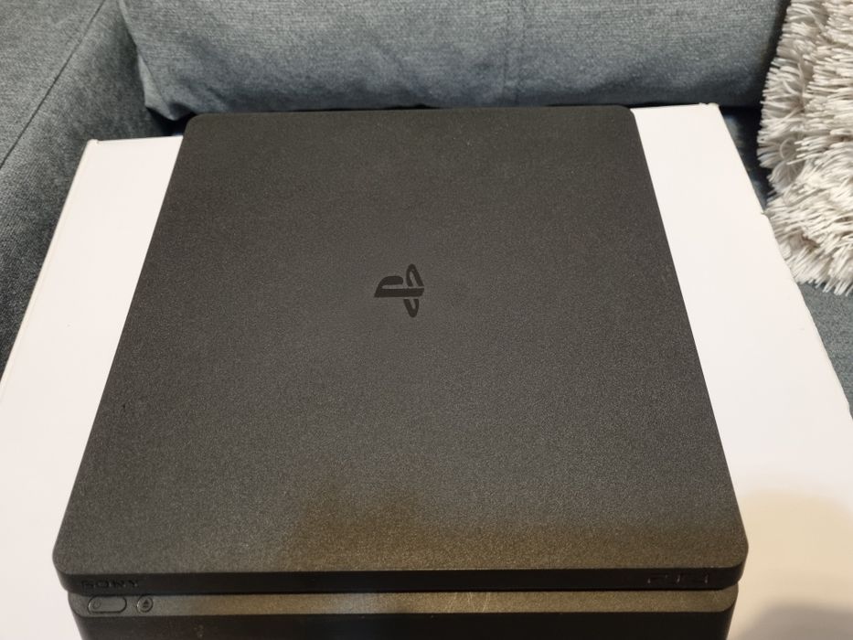 De vânzare PS4  folosit foarte putin