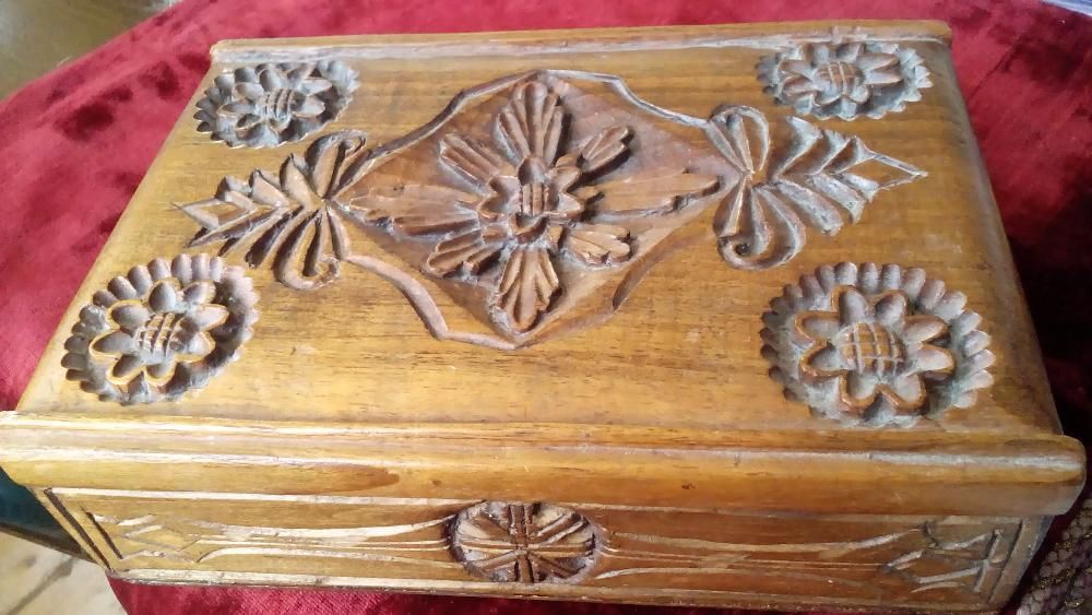 Дърворезба,стара дървена кутия с дърворезба