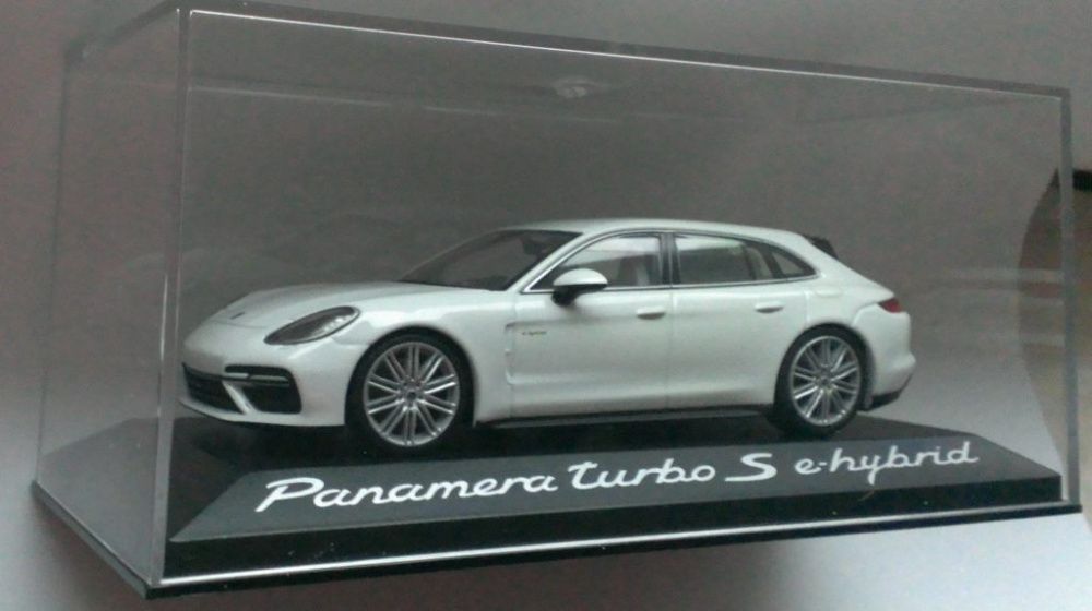 Macheta Porsche Panamera Turbo S E-Hybrid ST 2017 - Minichamps 1/43