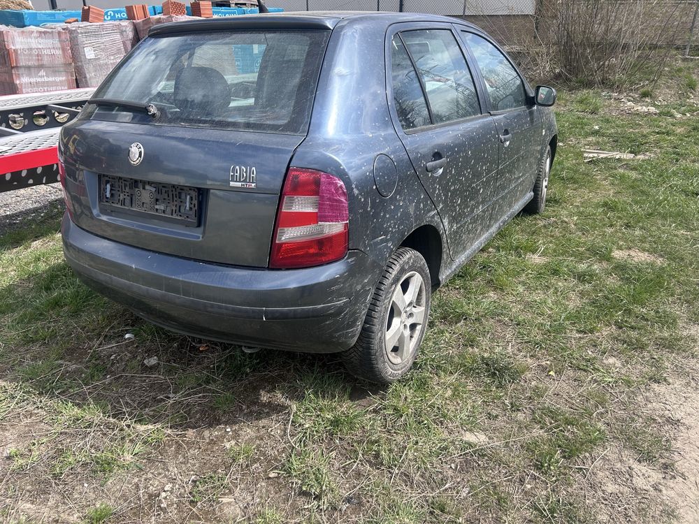 Dezmembrez skoda fabia 1.2 jante motor cutie scaune
