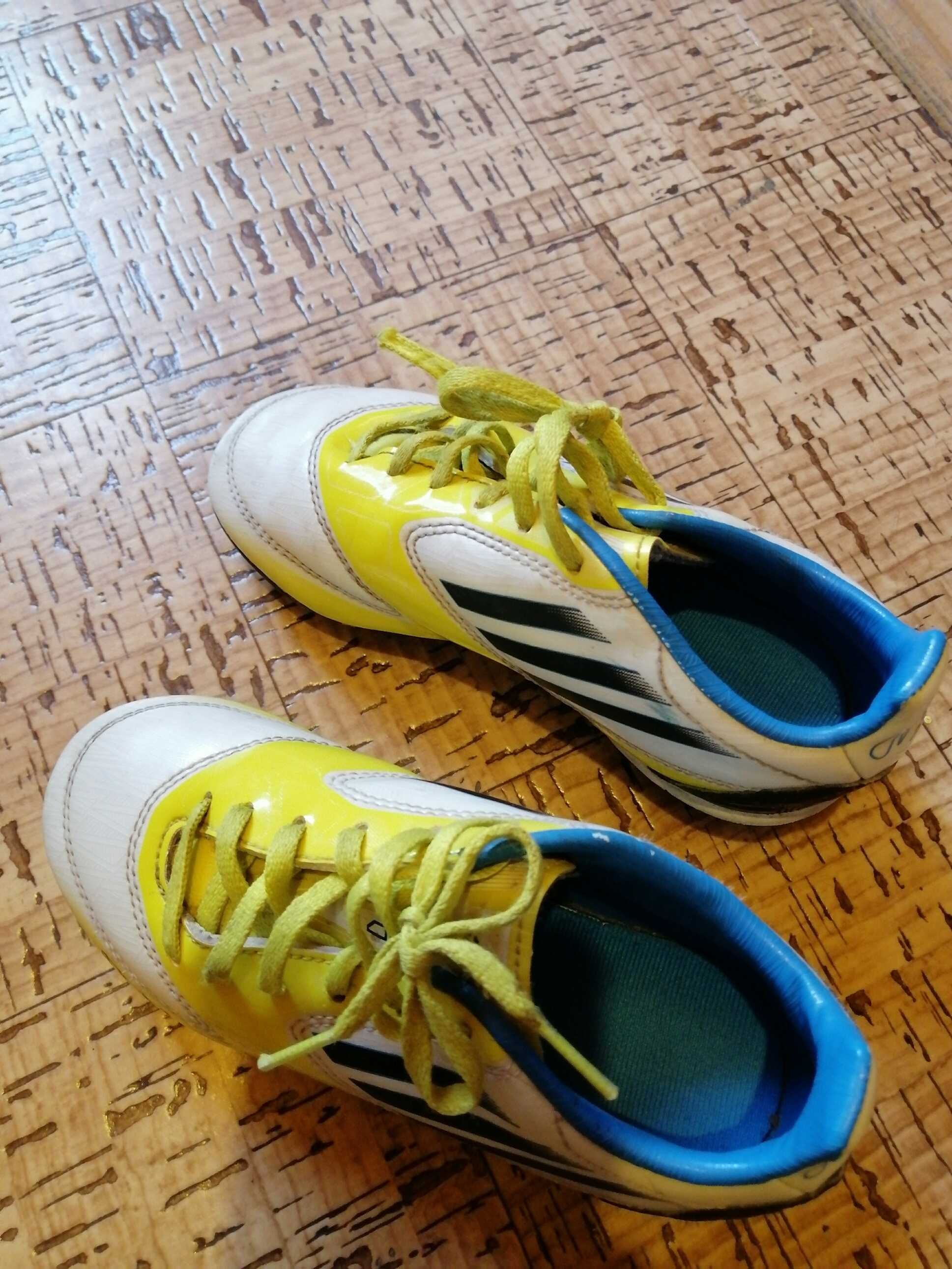 Продавам запазени детски футболни обувки Адидас- 30номер
