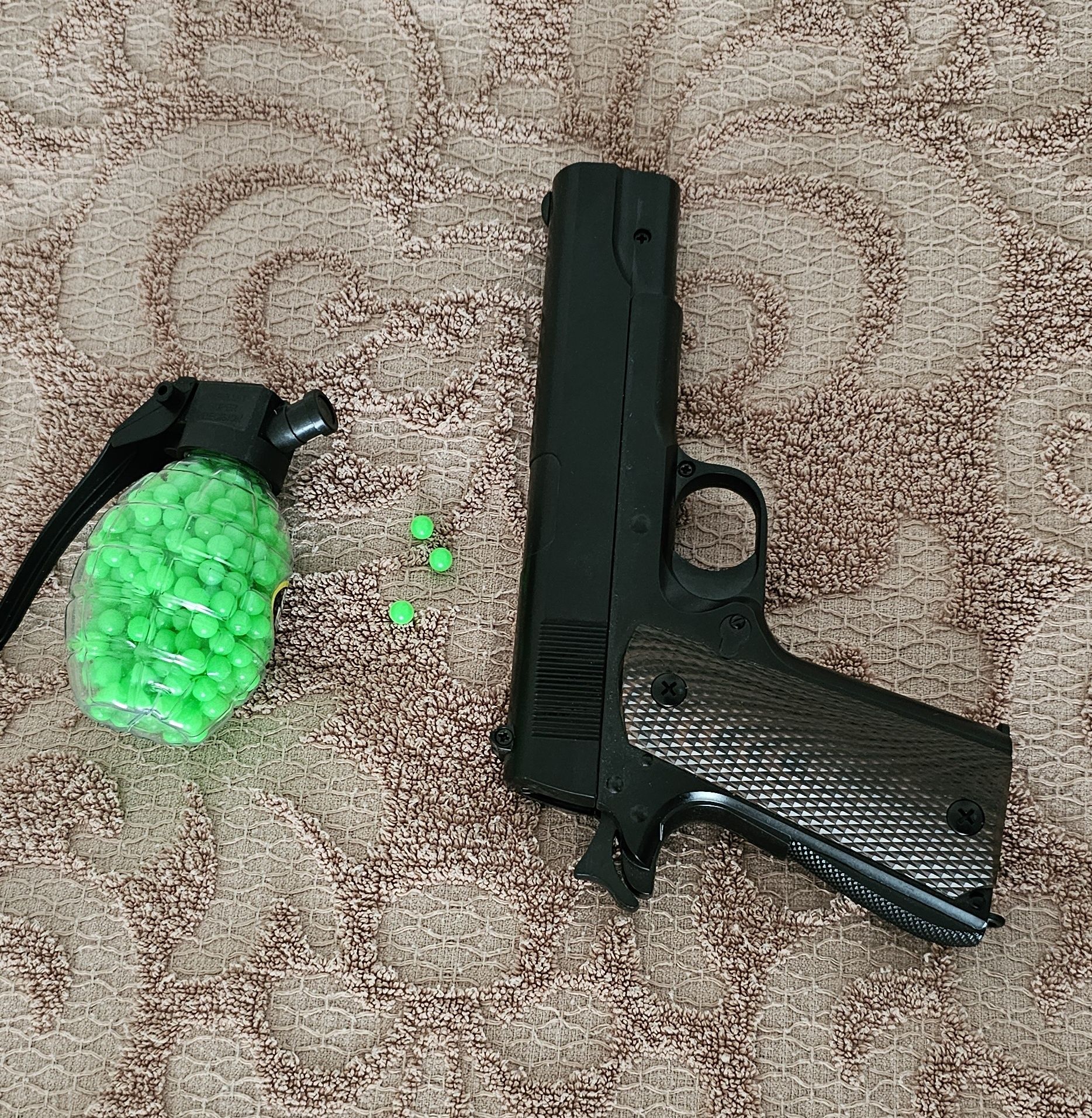 Детский пистолет с пластиковыми пульками