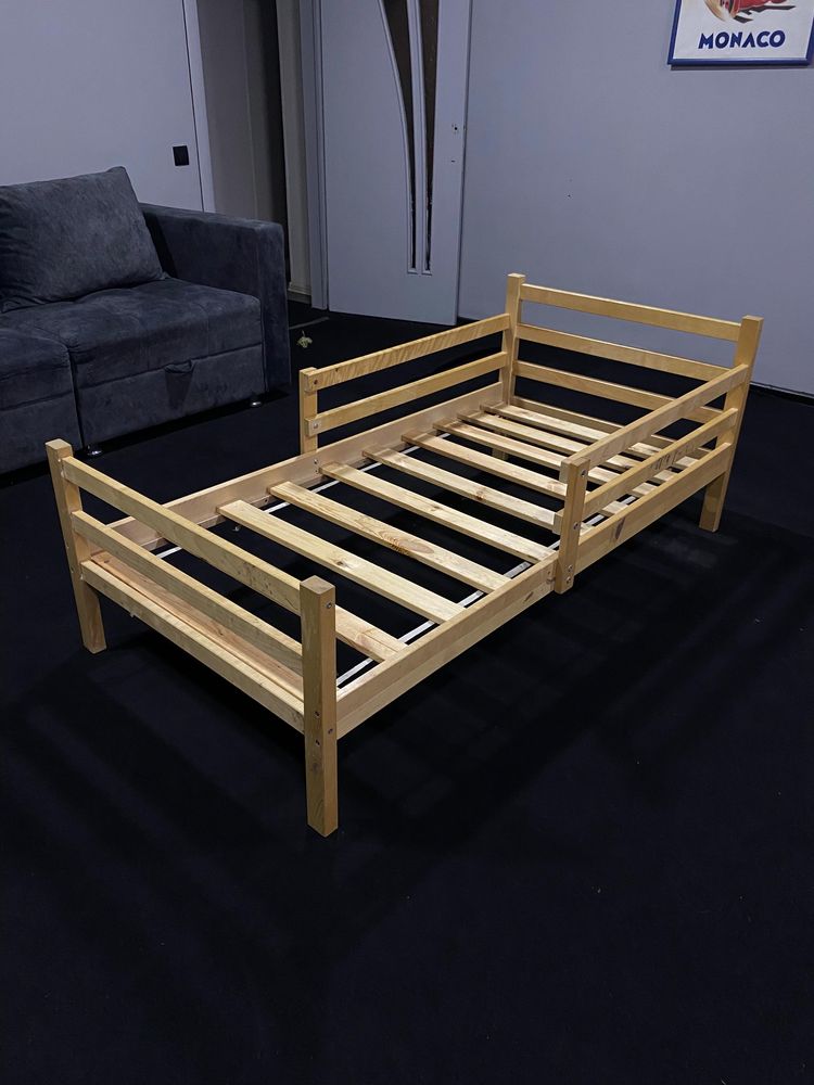 Кровать в идеальном состоянии с матрасом