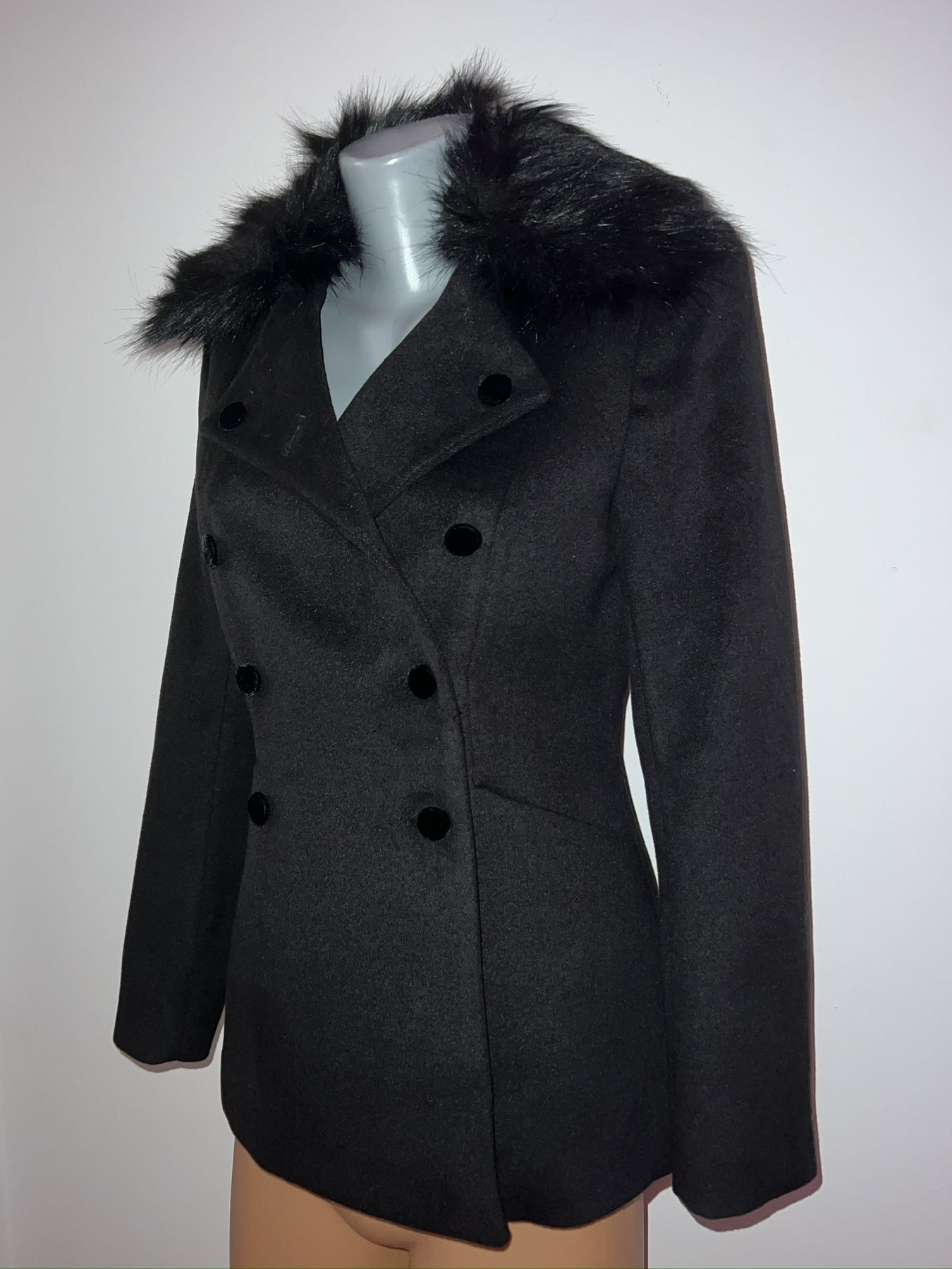 Елегантно черно палто с сваляща яка с косъм