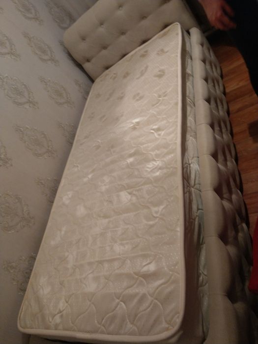 Кровать с матрасом