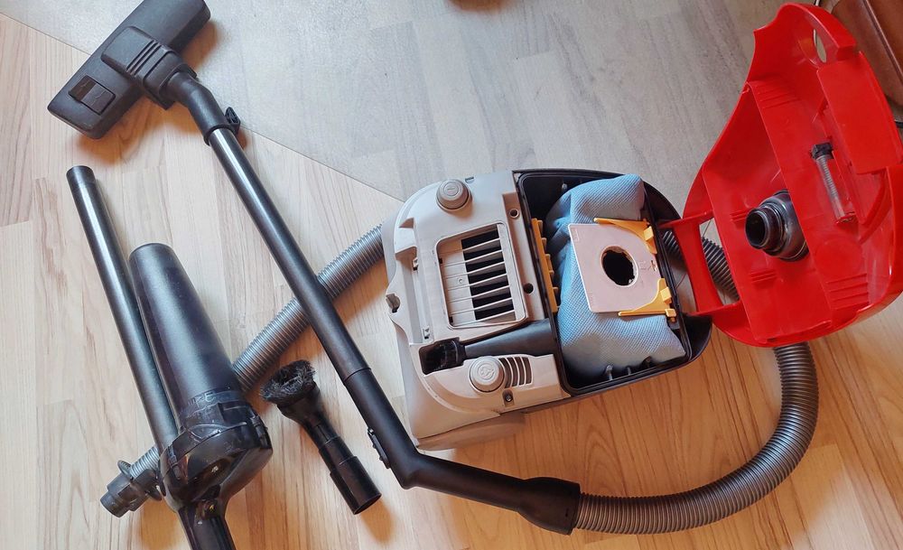 Aspirator puternic 1600 W cu filtru dar si cu sac