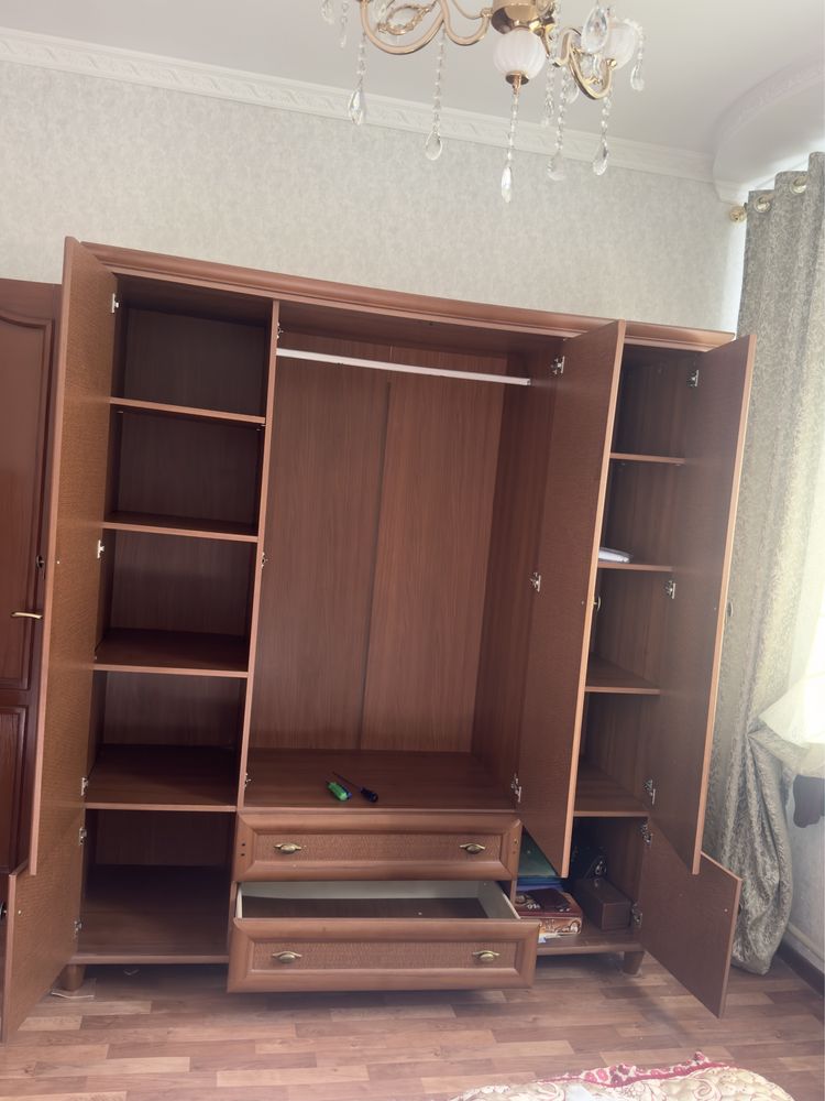Шкаф. Размеры 1,76*1,98 метров